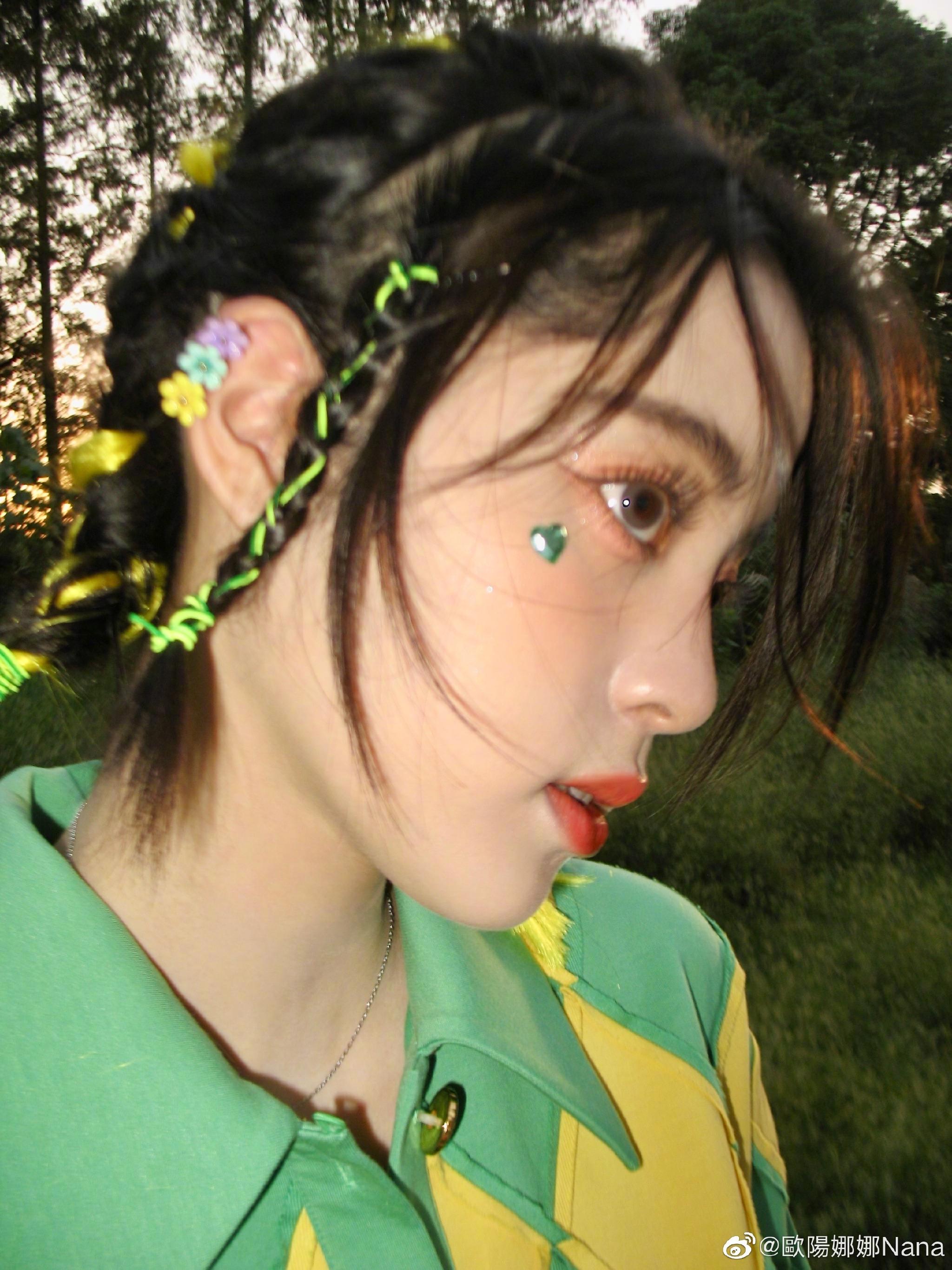 欧阳娜娜更新可可爱爱随拍 超可爱的编发和美甲99少女感满满