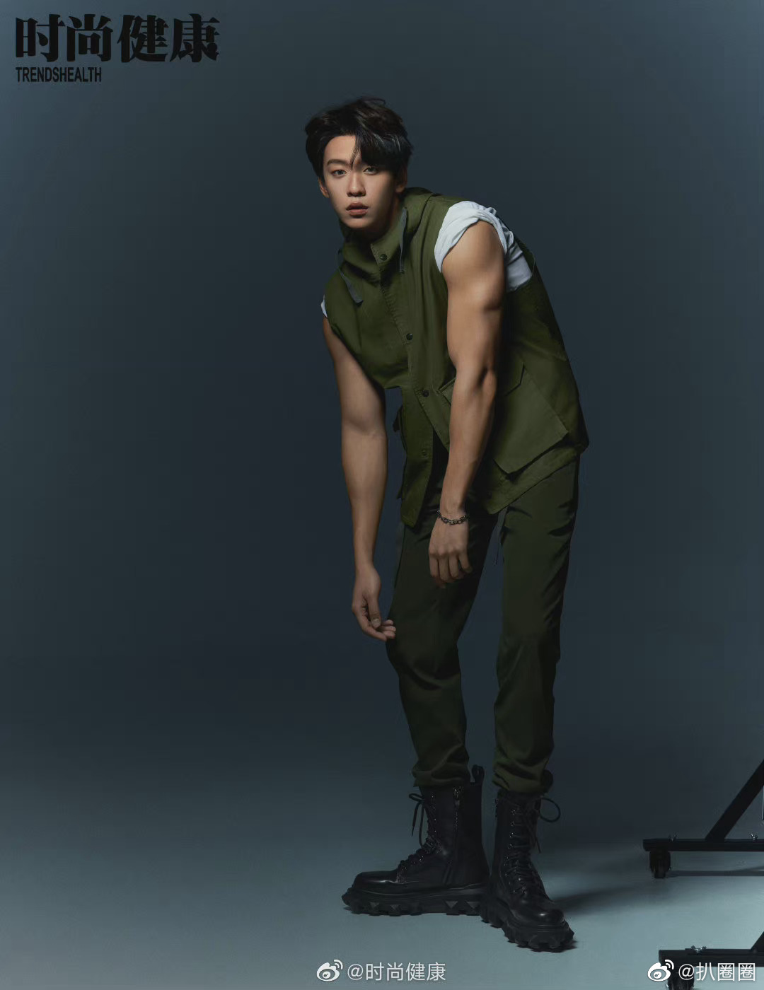 余景天最新时尚杂志内页公开肌肉荷尔蒙爆棚的表现力如何