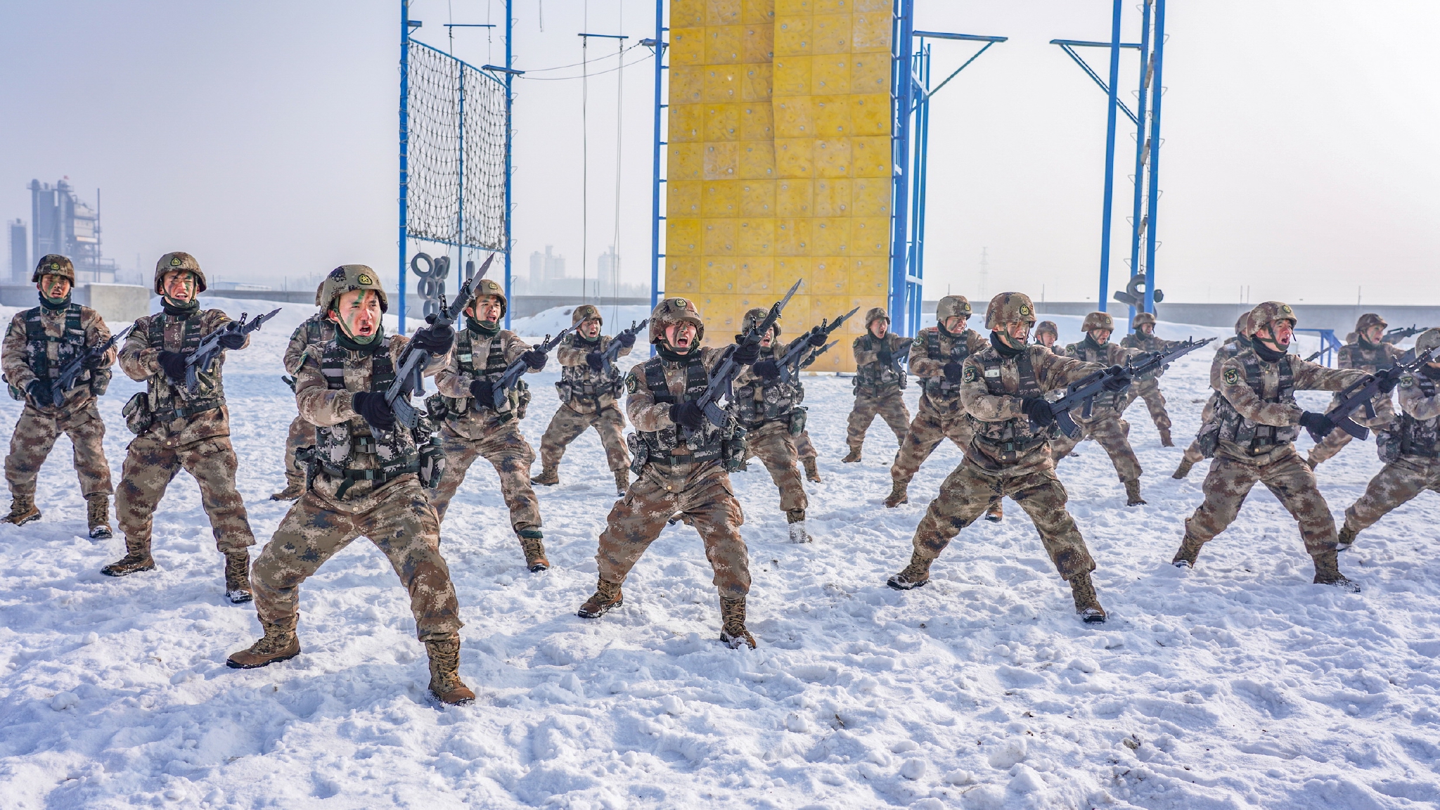 新疆军区某团雪地练兵提升实战本领
