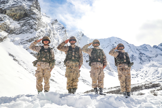 &nbsp;&nbsp;&nbsp;&nbsp;4名新兵向雪山敬礼,致敬牺牲在边关的官兵.
