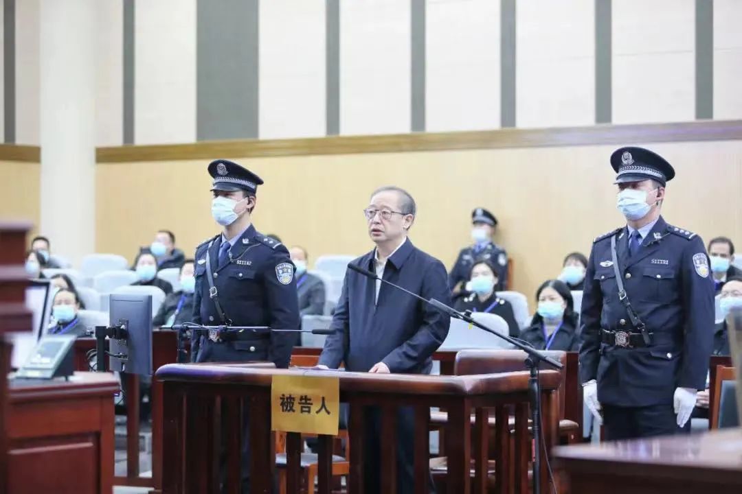 宋亮(中)受审