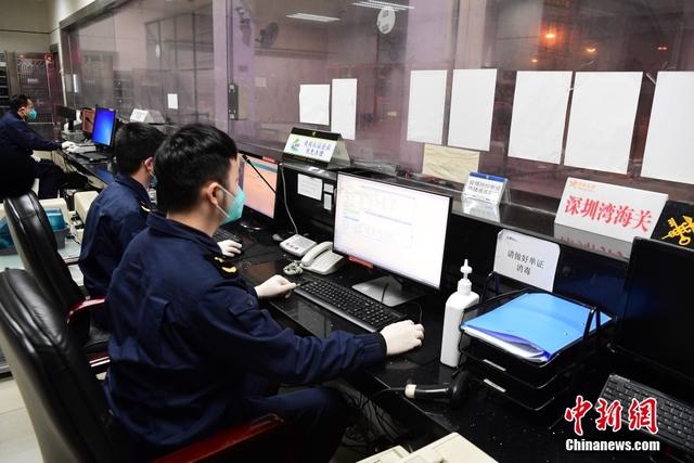 深圳海关开启24小时援港抗疫物资绿色通道