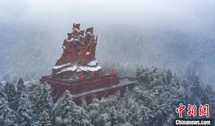 航拍江西井冈山白雪皑皑红色圣地披银装