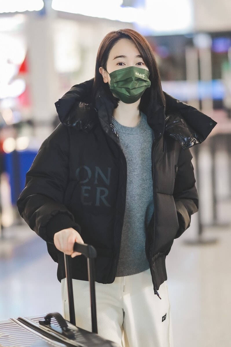 左小青在机场被拍跟粉丝亲切互动没架子穿羽绒服保暖不装