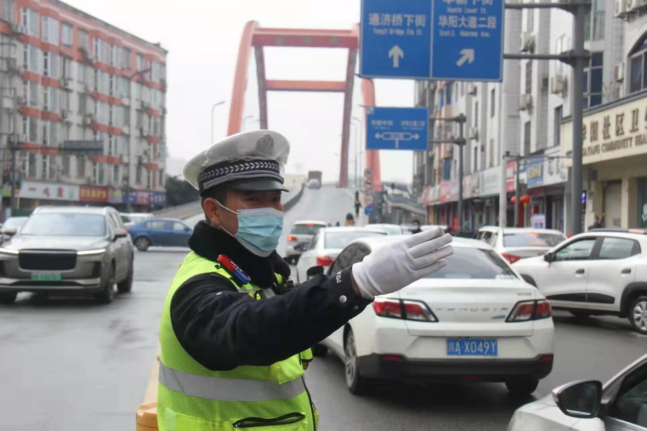疫情之下成都交警为群众做了这些暖心的行动