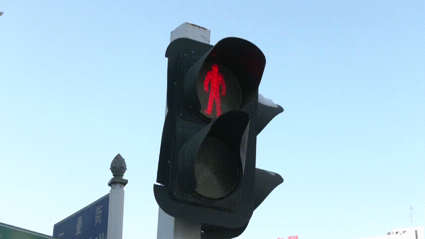 10岁女孩街头被陌生男子尾随，光天化日又抱又拽！幸好遇见她……（视频）休闲区蓝鸢梦想 - Www.slyday.coM