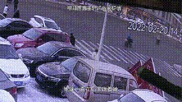 10岁女孩街头被陌生男子尾随，光天化日又抱又拽！幸好遇见她……（视频）休闲区蓝鸢梦想 - Www.slyday.coM
