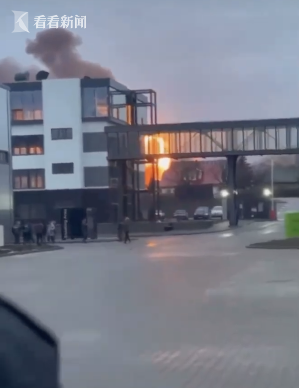 视频｜乌克兰一机场被导弹击中，瞬间燃起巨大火球休闲区蓝鸢梦想 - Www.slyday.coM