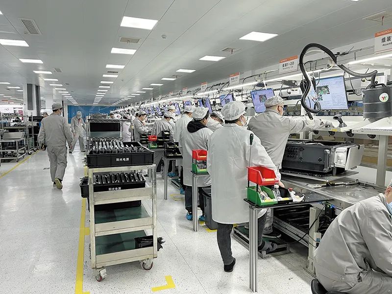 在组串车间里,工人和机器人分工有序,交相忙碌,一块块pcba板,结构件