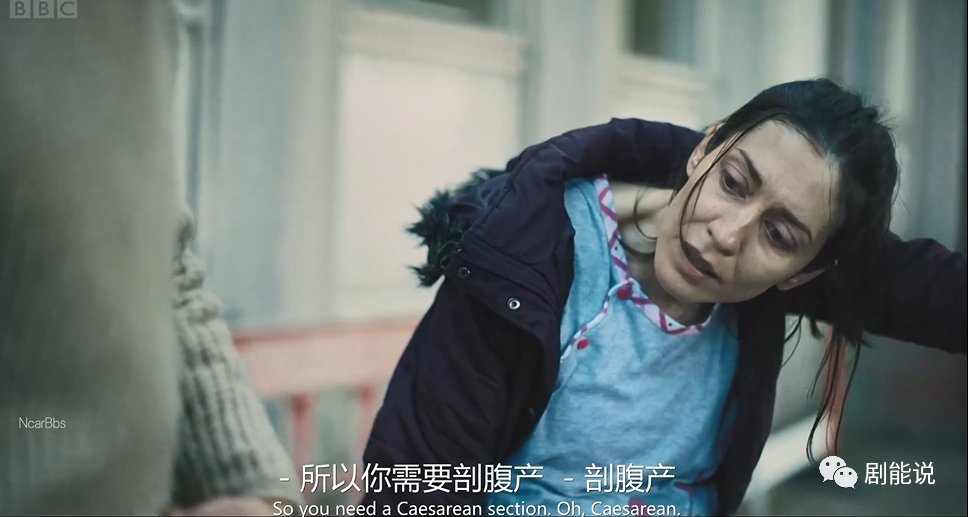 妇产科医生上班路上偶遇即将临盆的产妇,通过他的诊断,应该是脐带脱落