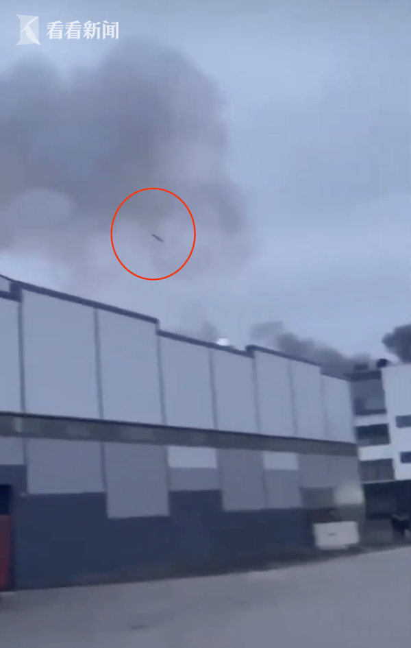 视频｜乌克兰一机场被导弹击中，瞬间燃起巨大火球休闲区蓝鸢梦想 - Www.slyday.coM