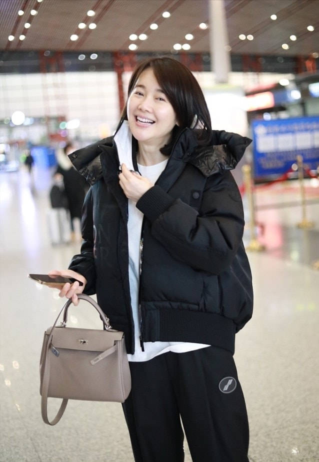 左小青在机场被拍跟粉丝亲切互动没架子穿羽绒服保暖不装