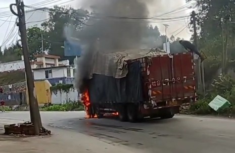 危险！南宁一辆货车着火，司机竟爬上车厢抢救货物，结果……休闲区蓝鸢梦想 - Www.slyday.coM