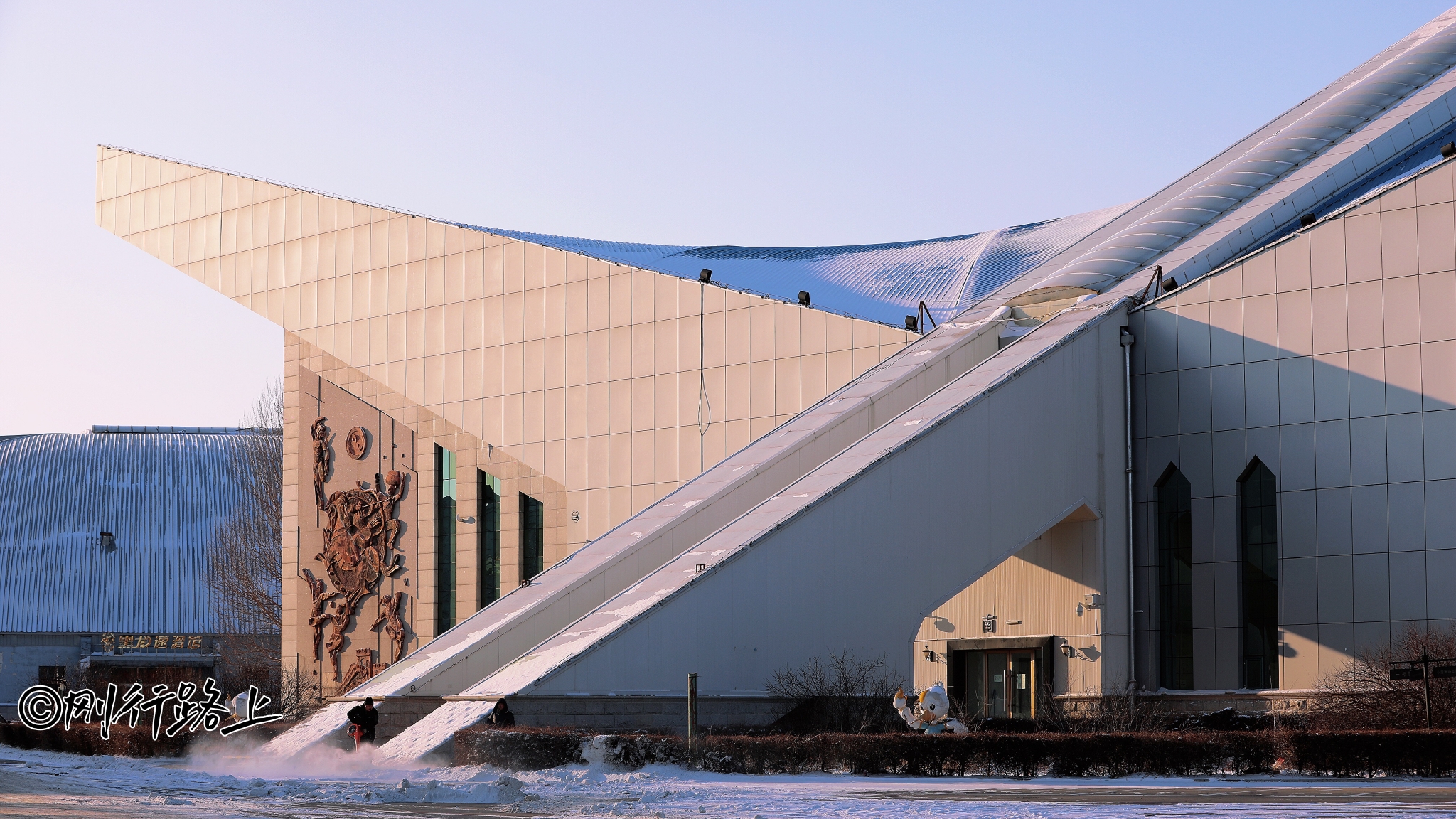 齐齐哈尔更是掀起了新一轮冰球运动"浪潮",冰球场地供不应求.