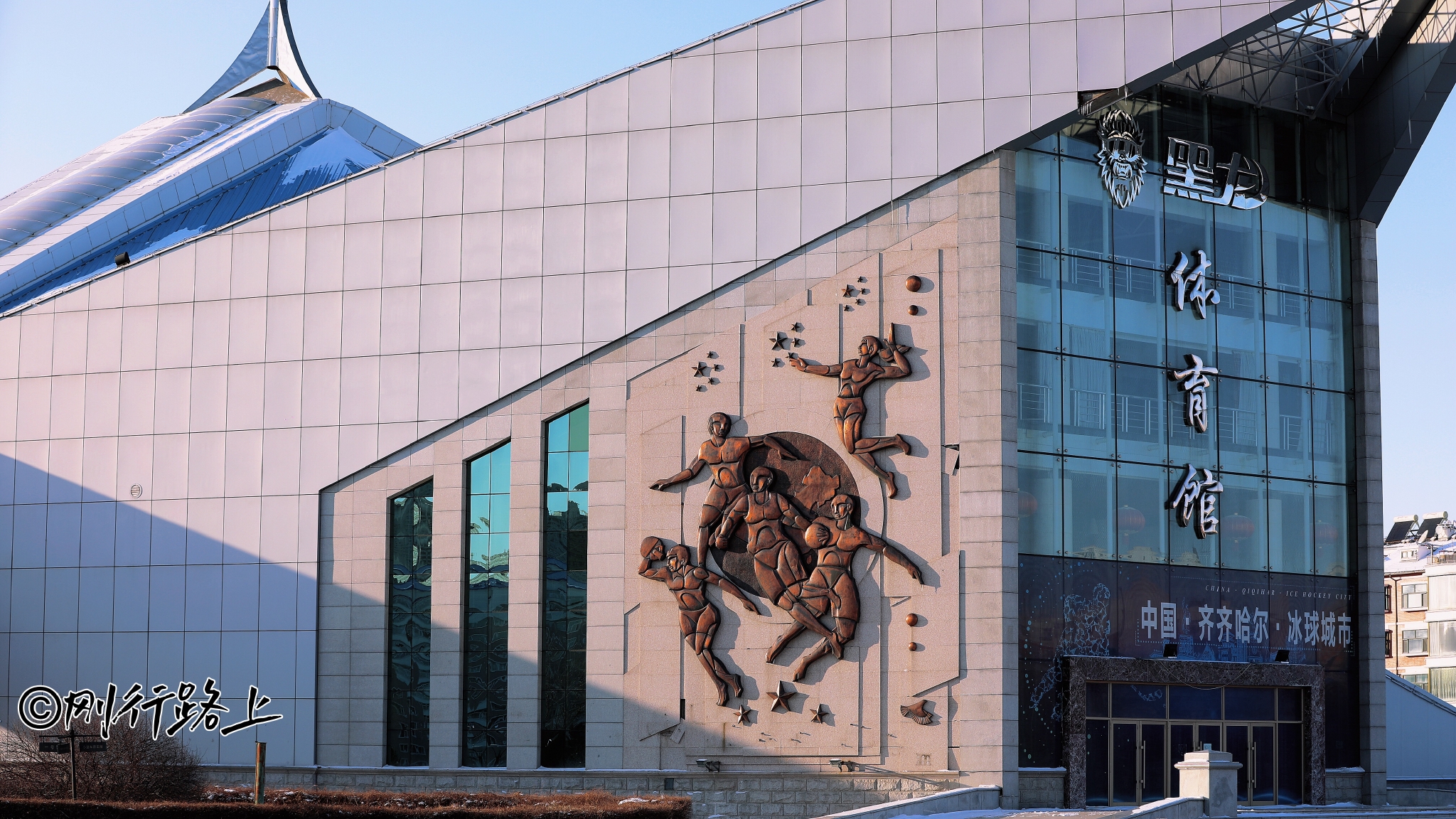 齐齐哈尔更是掀起了新一轮冰球运动"浪潮",冰球场地供不应求.