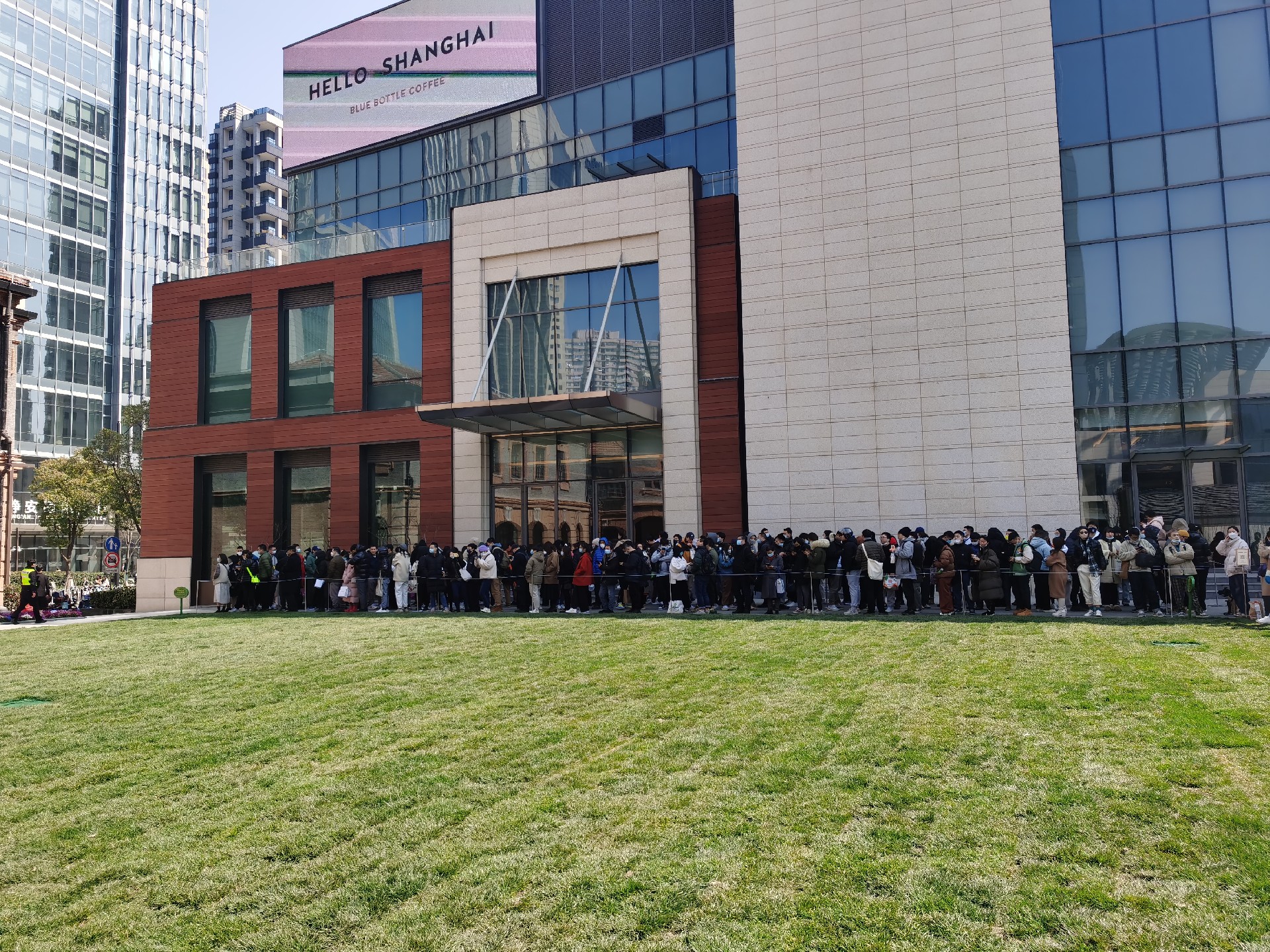 探访蓝瓶咖啡中国内陆首店 排长队仅次于冰墩墩 财经头条