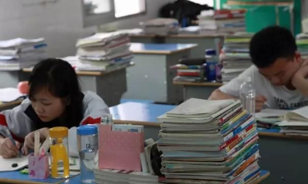 校长设计“特殊”校服，为了防止中学生早恋，真可谓是煞费苦心休闲区蓝鸢梦想 - Www.slyday.coM