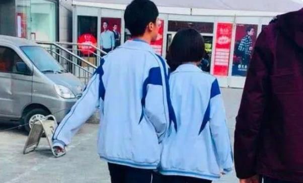 校长设计“特殊”校服，为了防止中学生早恋，真可谓是煞费苦心休闲区蓝鸢梦想 - Www.slyday.coM