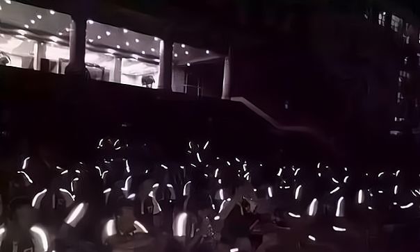 校长设计“特殊”校服，为了防止中学生早恋，真可谓是煞费苦心休闲区蓝鸢梦想 - Www.slyday.coM