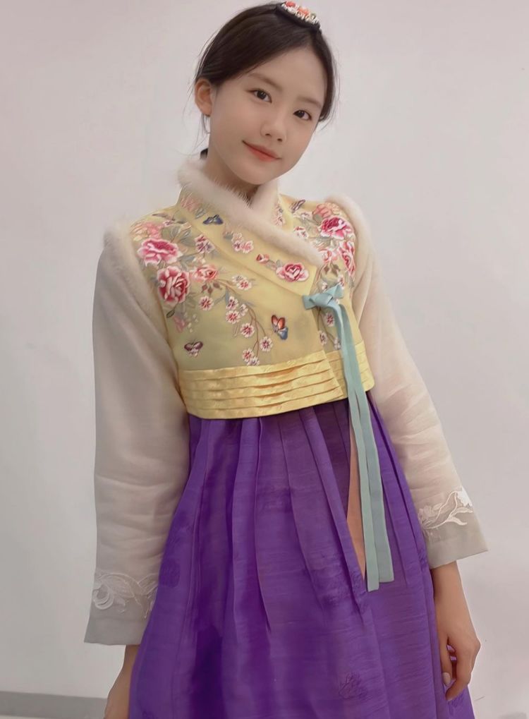 李同国是知名的大帅哥,妻子也是大美女,或许,李同国5个孩子,未来也不