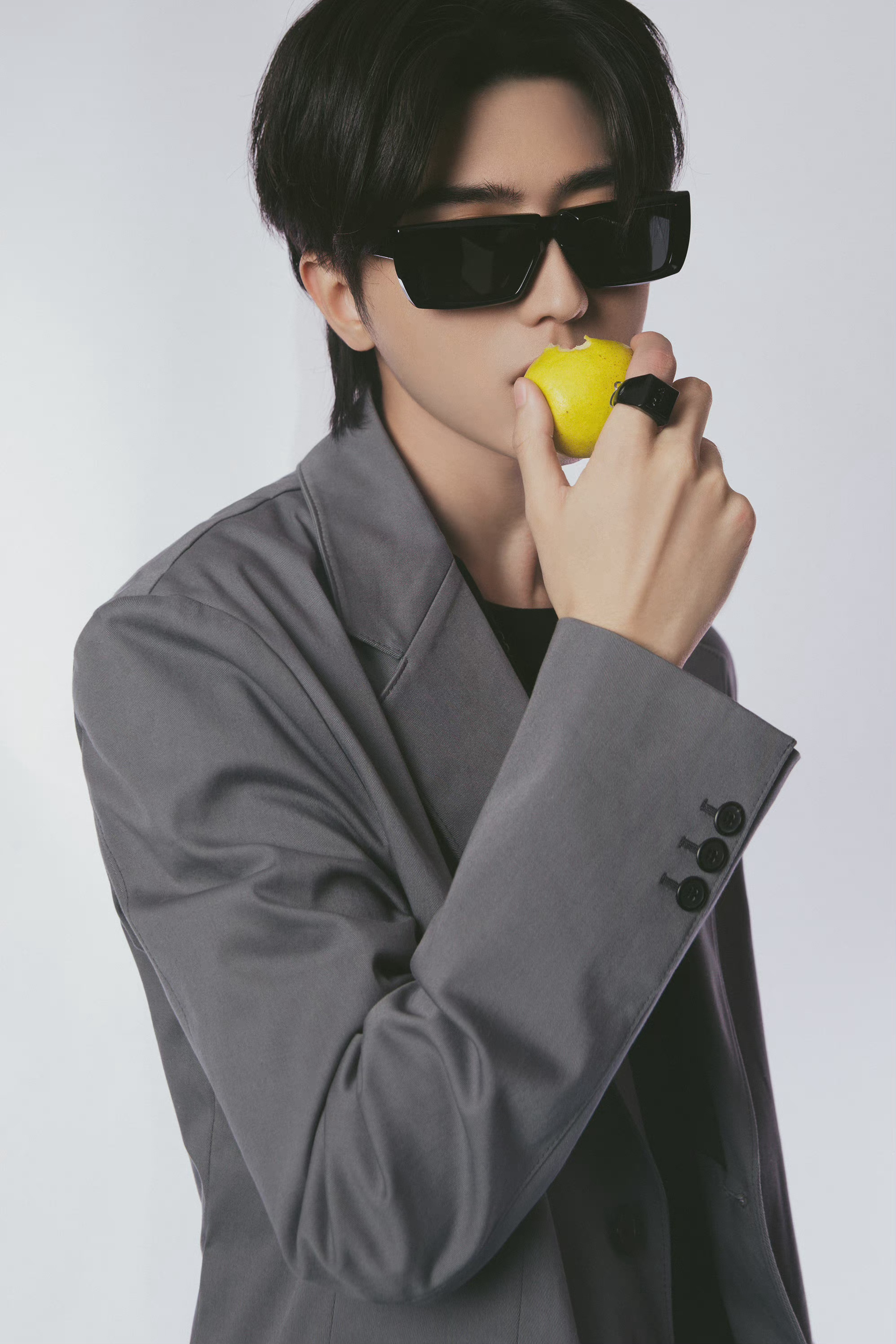 最新看秀造型92 prada代言人蔡徐坤身穿灰色西服套装,简约雅致