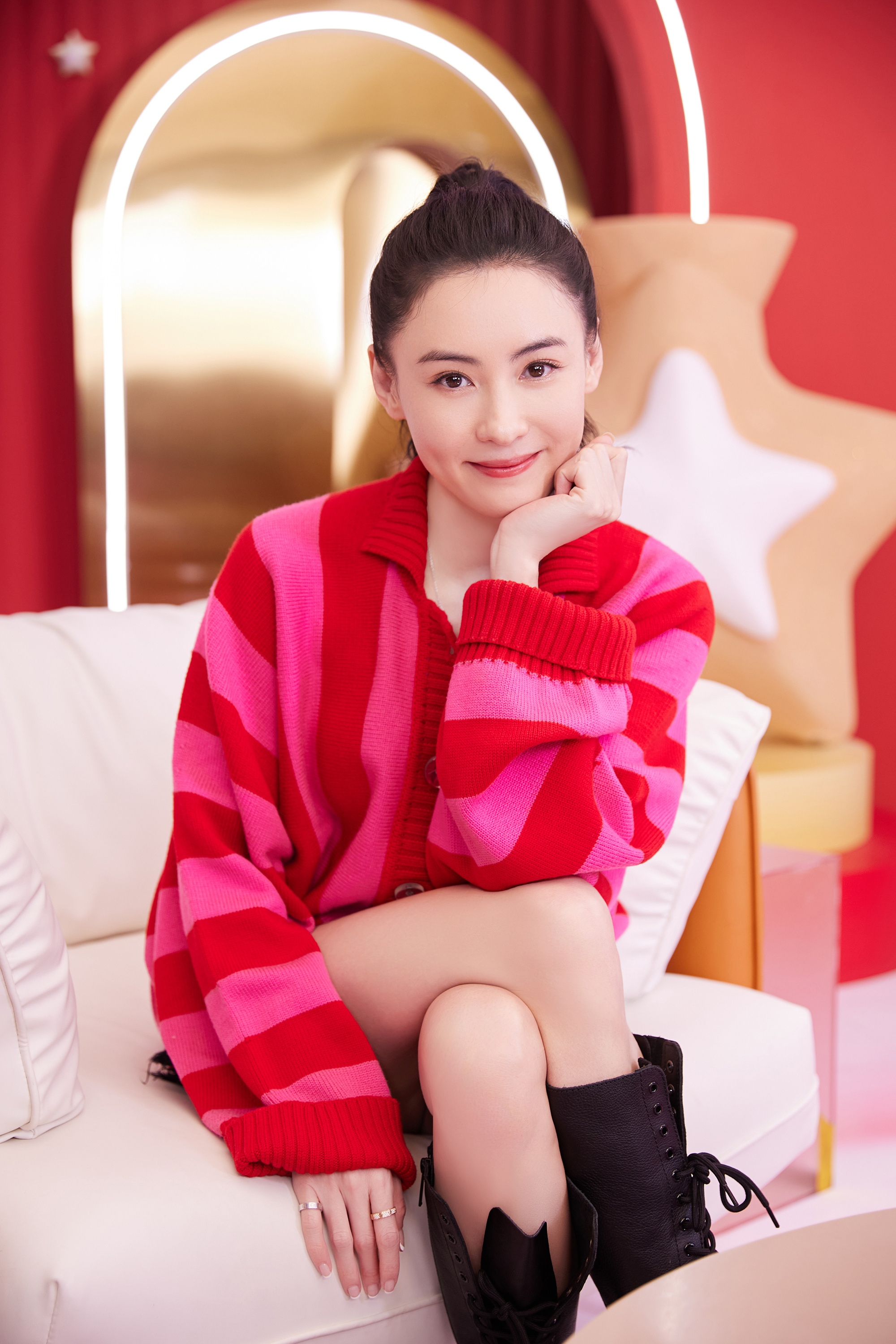 张柏芝带仨娃走机场长子高冷次子满身名牌小儿子长成老二翻版