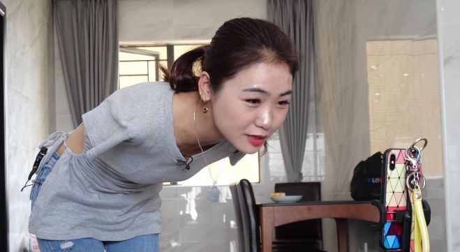 无臂女孩杨佩9岁没了双臂自己创业当老板如今身家千万