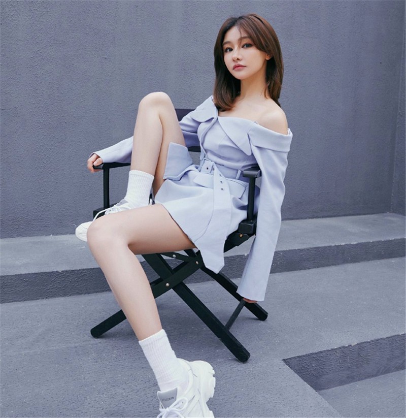 少了十级美颜很真实miss抬腿晒红酒袜网友有味道了