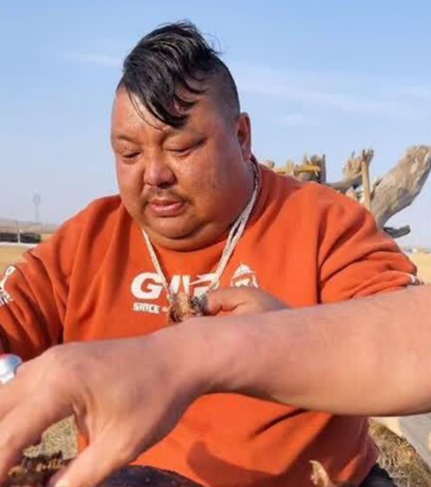 内蒙古一男子直播吃肉上瘾网传体重超过300斤网友能吃是福