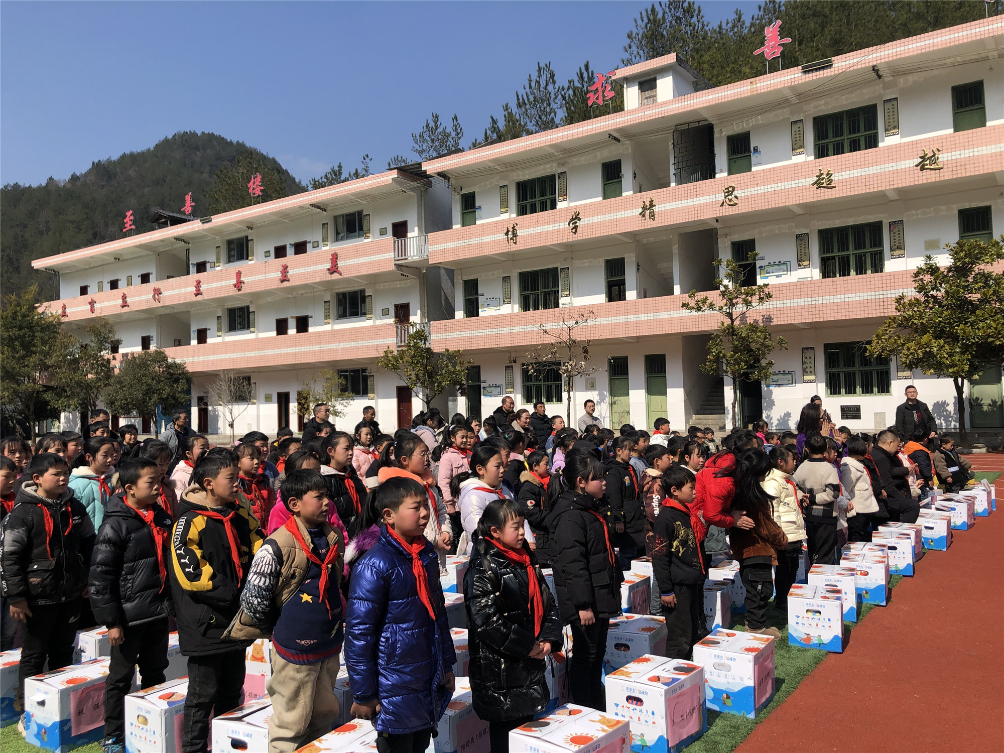 在重庆市巫溪县古路镇黄阳小学举行,10余名爱心志愿者代表,驱车往返千