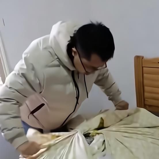 重庆一美女睡得正香，中介男子突然闯进来，“我下面衣服都没穿”休闲区蓝鸢梦想 - Www.slyday.coM