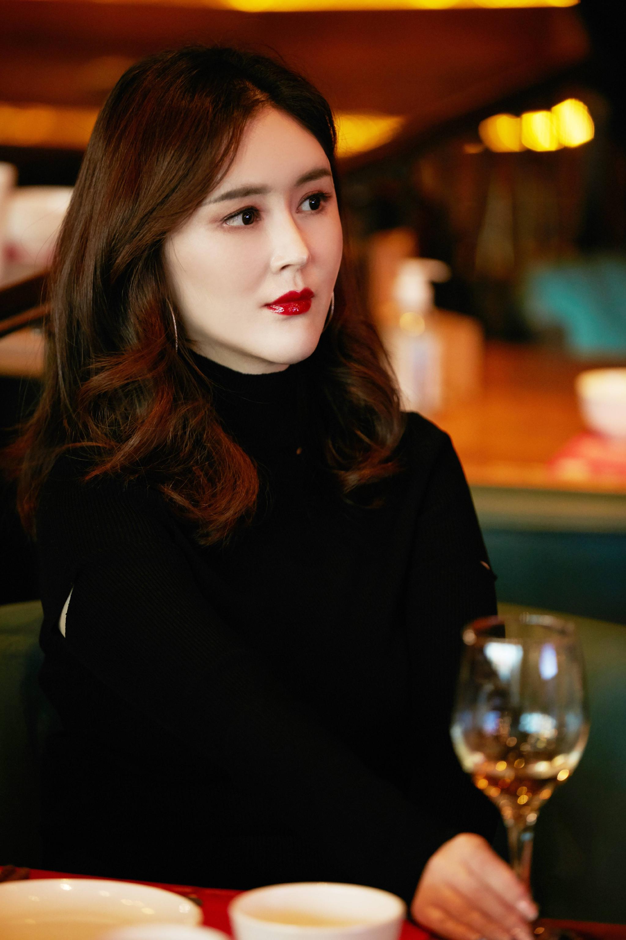 刘竞导演黑色简系穿搭露面灵动闪耀优雅菁华