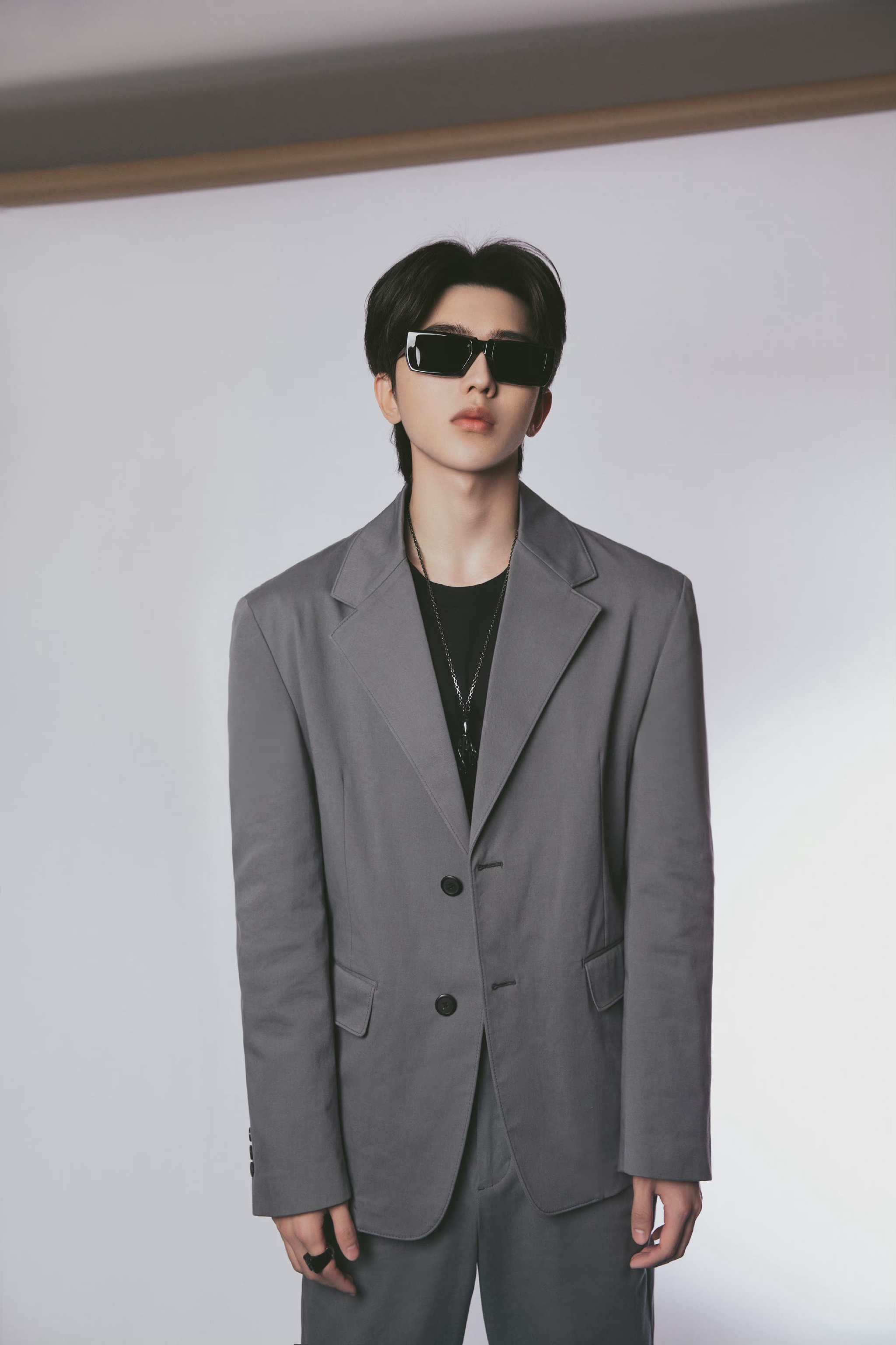最新看秀造型92 prada代言人蔡徐坤身穿灰色西服套装,简约雅致