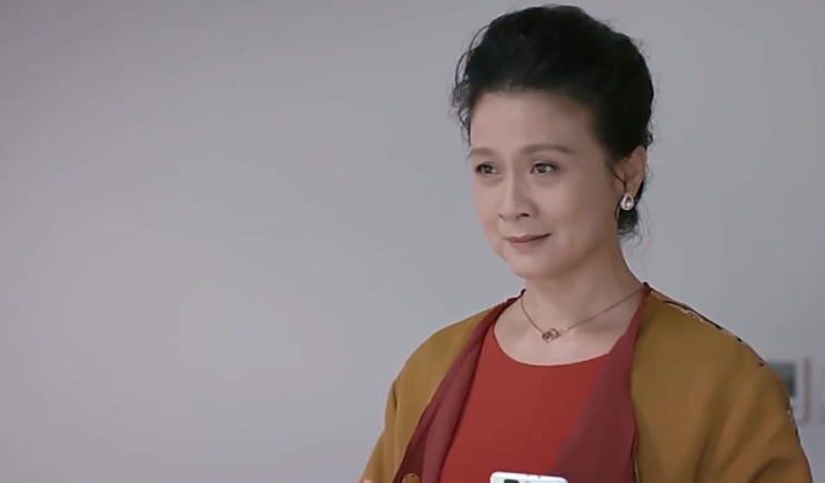 另一位杨大妈的扮演者穆丽燕可是《欢乐颂》里曲筱绡的妈妈,精明程度