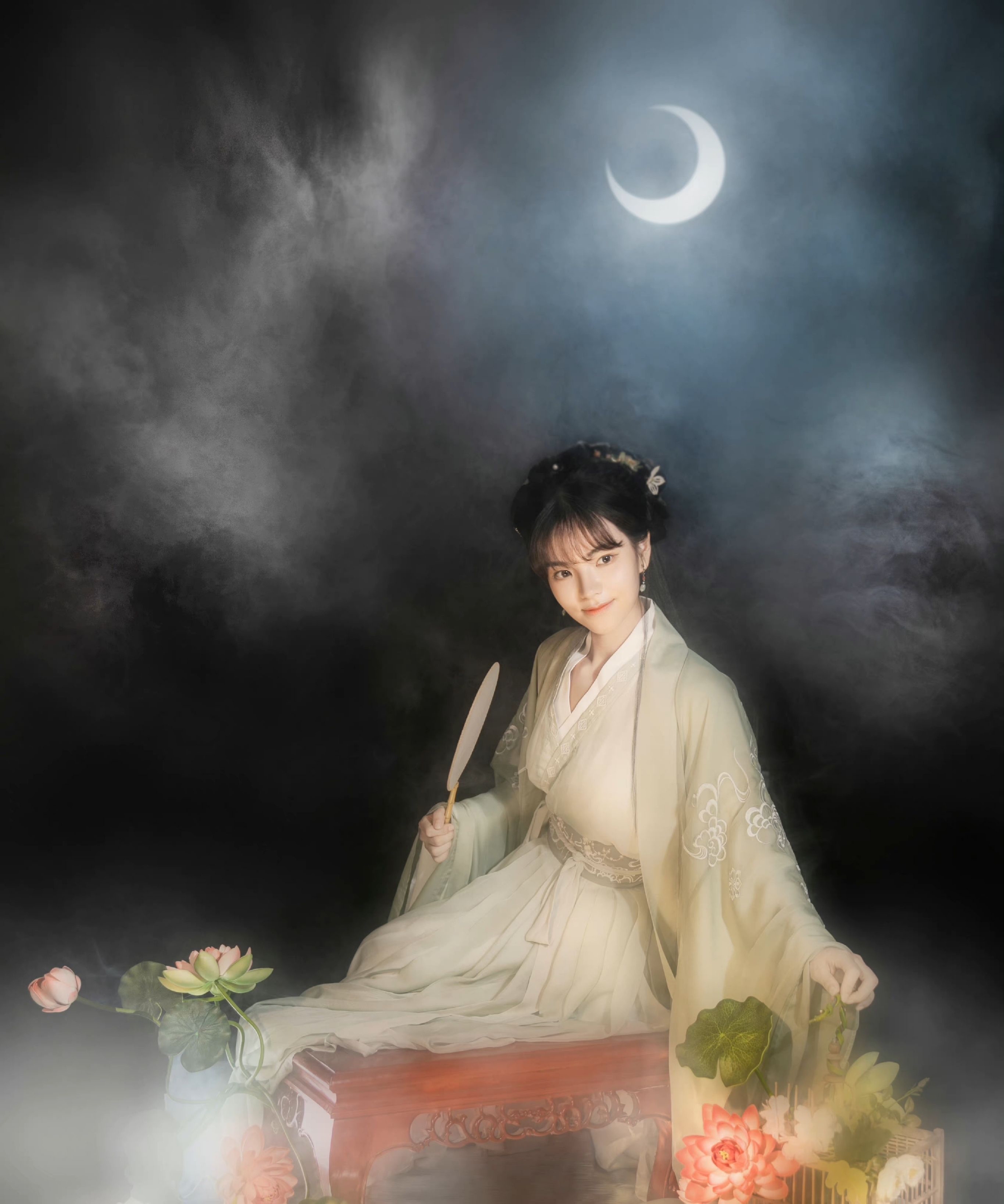 宁月一曲,筝声柔美,素白年华里一片寂静.月下疏影如画,素心可依.