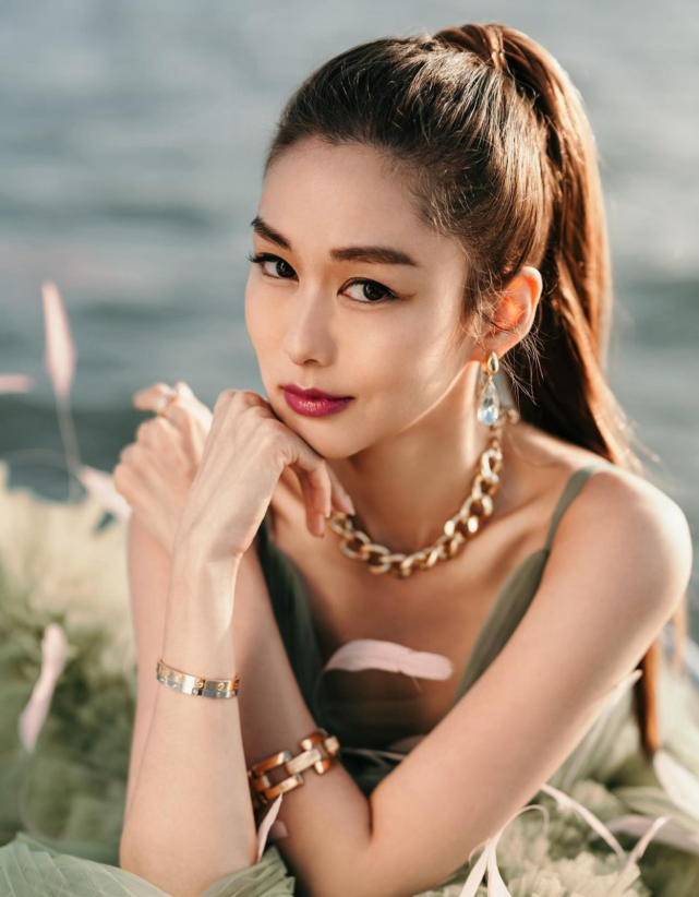 岑丽香晒与大儿子温馨互动曝光素颜脸上水肿似刚出道可爱婴儿肥