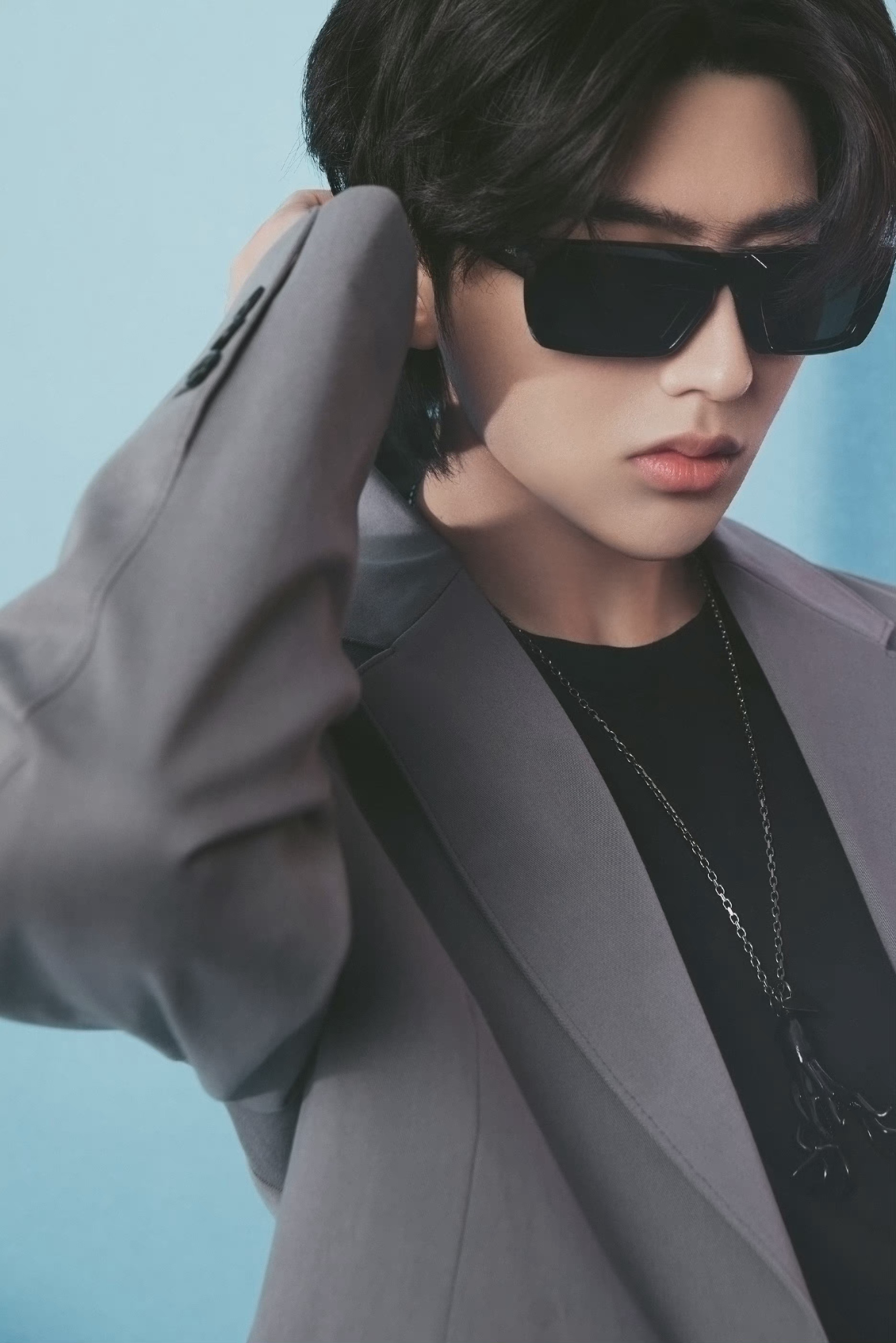 最新看秀造型92 prada代言人蔡徐坤身穿灰色西服套装,简约雅致