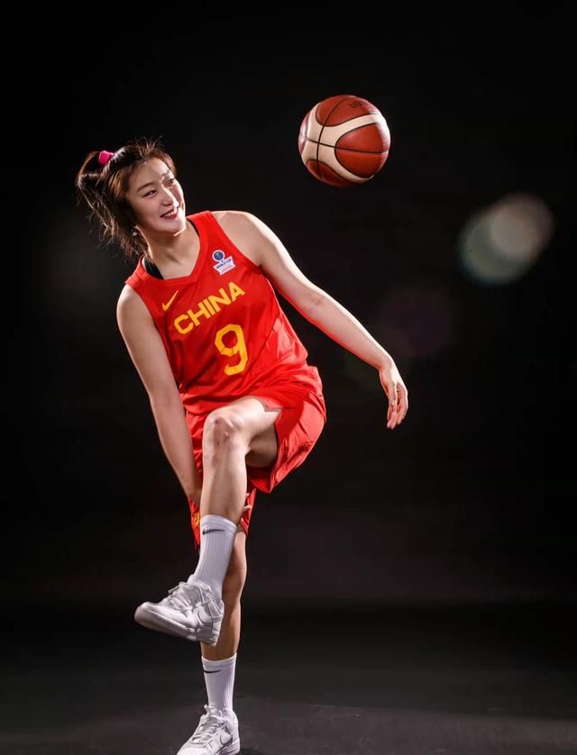 李梦晒治疗照腿上绑着厚厚的冰块女篮晋级世界杯功臣