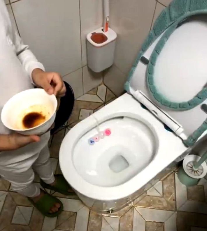 马桶迎来高光时刻被学生当成洗碗机场面一度有些失控