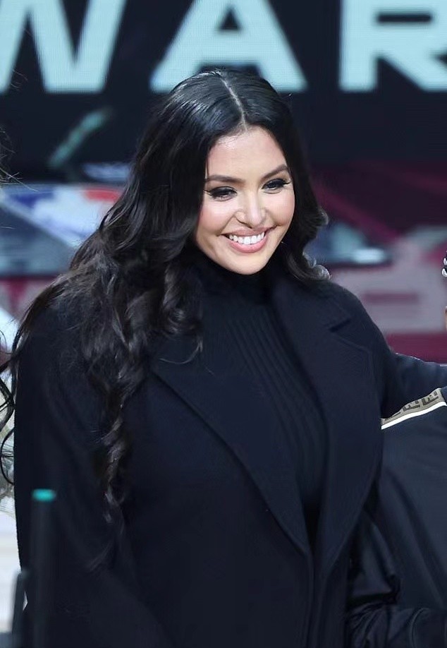 黑衣配红唇好美,2岁幼女贼像科比|迪士尼|瓦妮莎|科比_新浪新闻