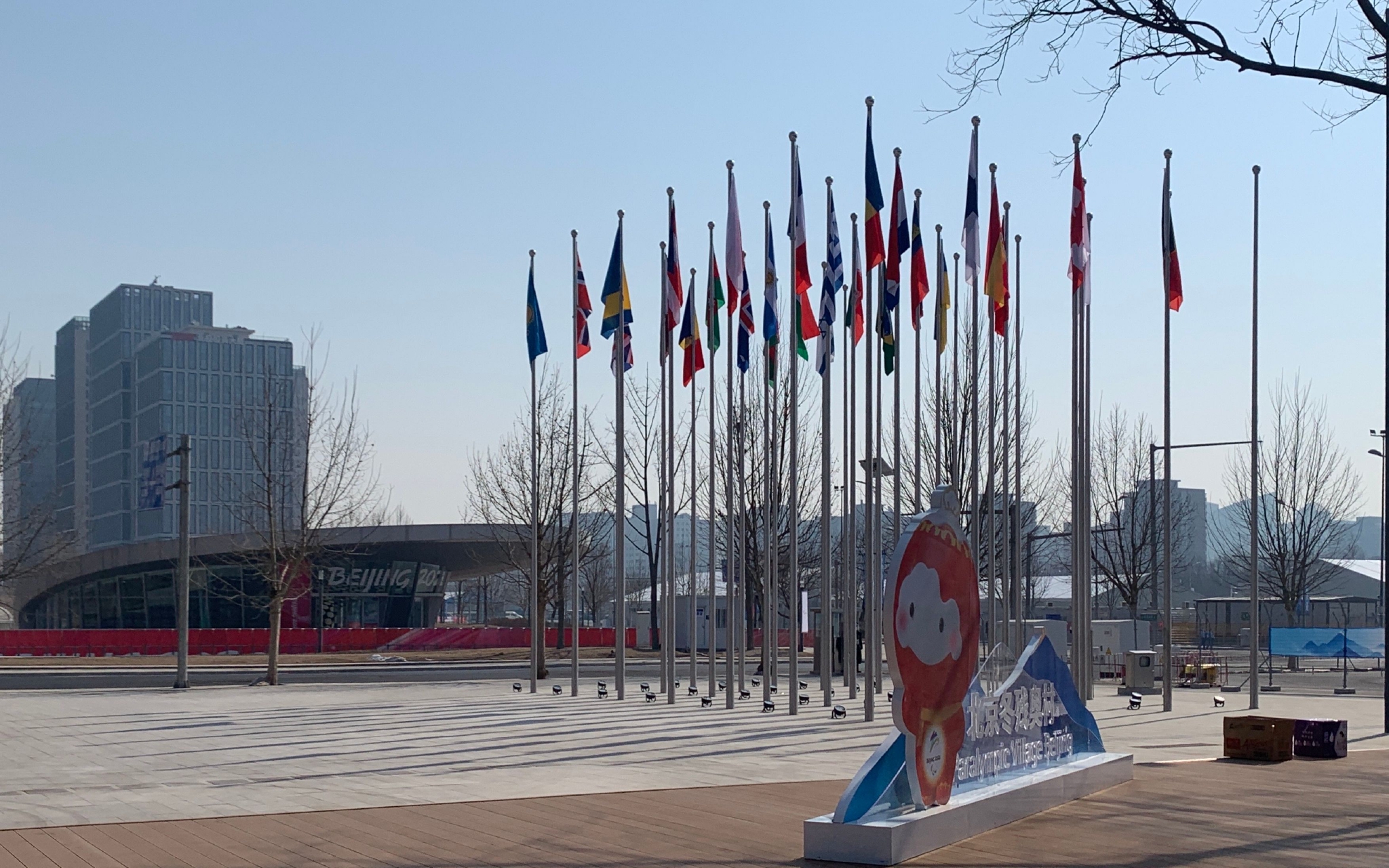 北京冬残奥村内各参赛代表团旗帜已经升起.