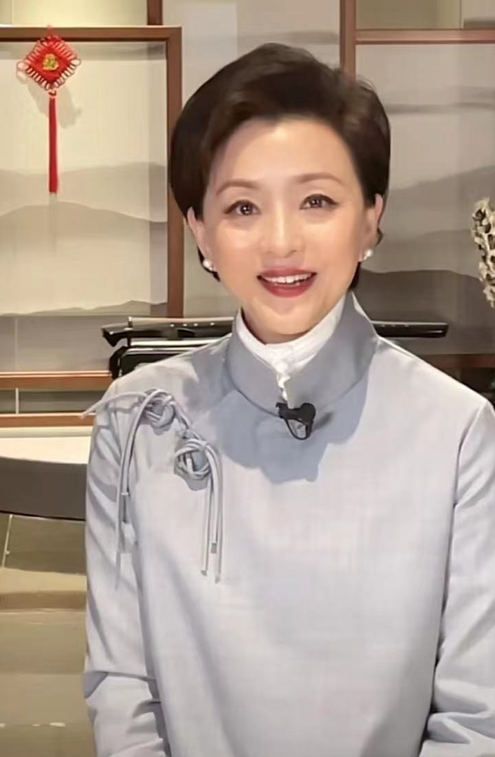 53岁杨澜近况曝光身材纤细皮肤白里透红给员工捏肩按摩接地气