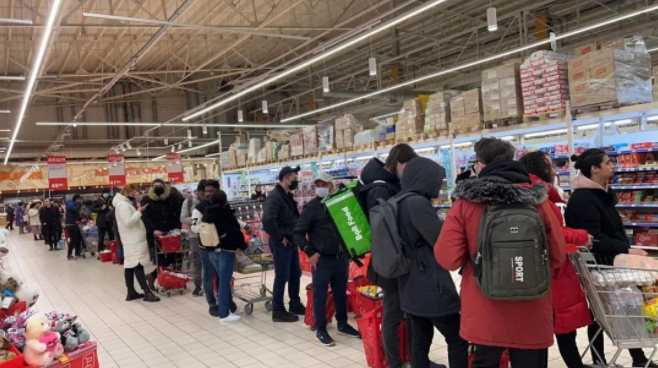 2月24日，乌东部哈尔科夫市一家超市内，当地民众在排队购物。受访者供图