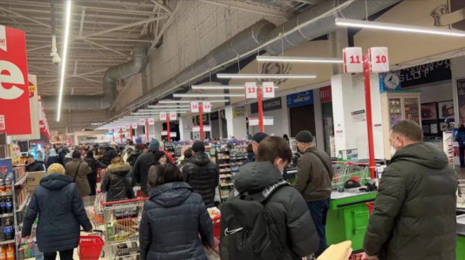  2月24日，乌东部哈尔科夫市一家超市内，当地民众在排队购物。受访者供图