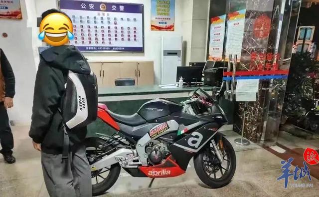 15岁少年购买万元摩托车，无证上路潇洒兜风，罚款千元休闲区蓝鸢梦想 - Www.slyday.coM