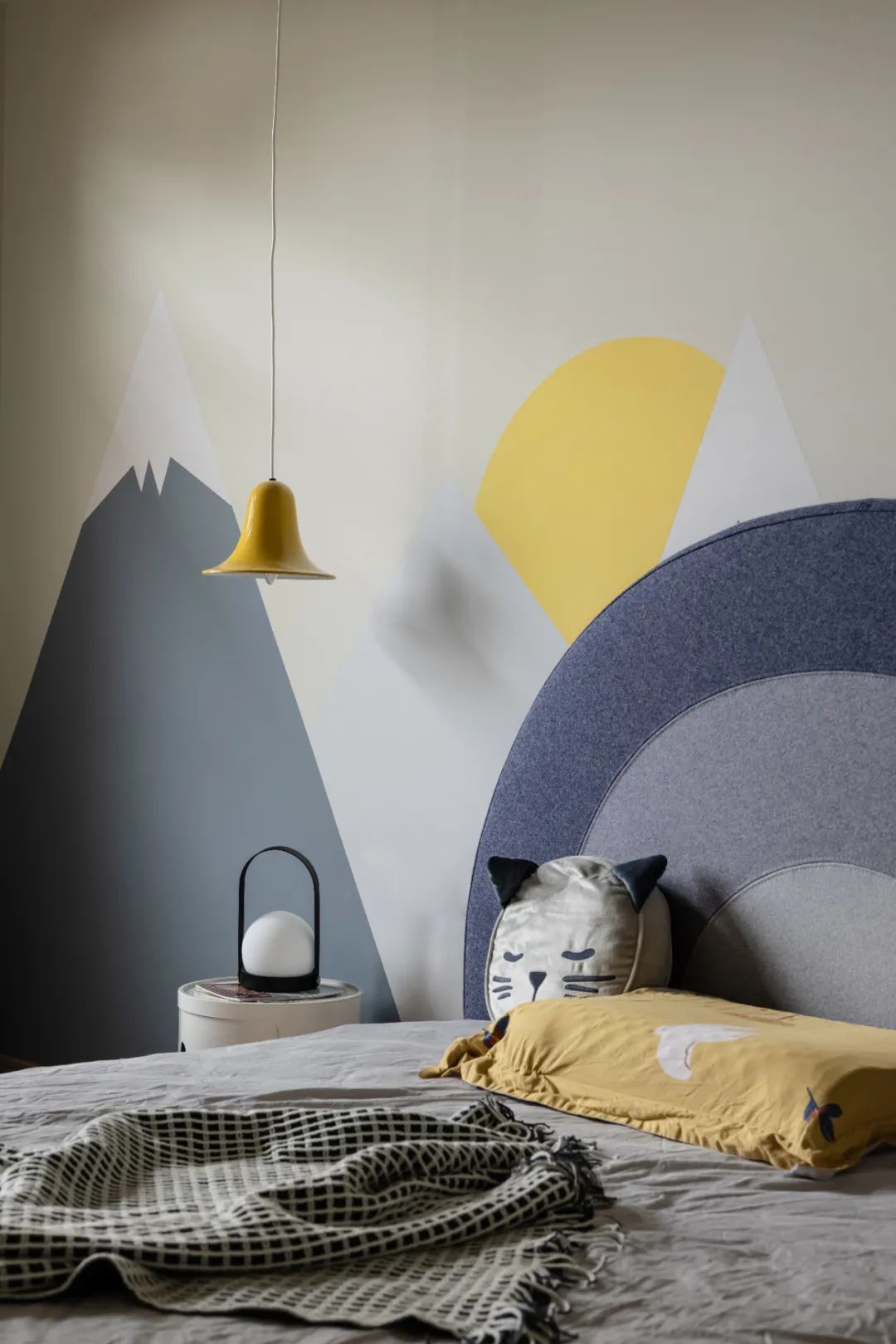 用乳胶漆做一面简单墙画,凸显个性,较高彩度的几何图案让空间充满趣味