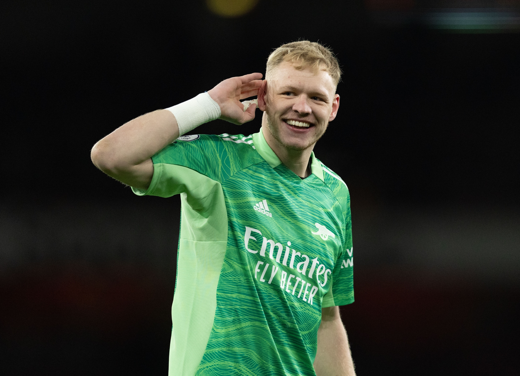 2月24日,阿森纳队门将拉姆斯代尔在比赛后庆祝胜利.