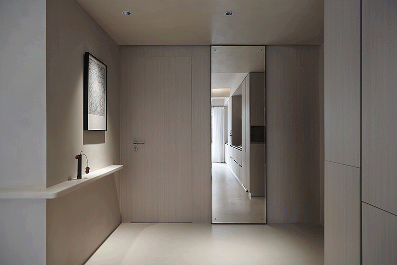 预埋的门框五金上会带有门挡,直接在上涂刷饰面就可以.