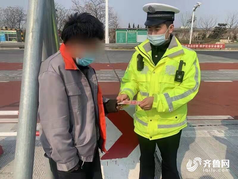 被工友坑、身份证和手机丢失，男子上高速徒步回家被民警救下休闲区蓝鸢梦想 - Www.slyday.coM