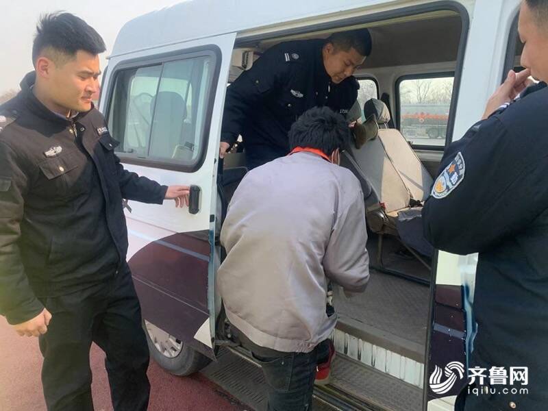 被工友坑、身份证和手机丢失，男子上高速徒步回家被民警救下休闲区蓝鸢梦想 - Www.slyday.coM